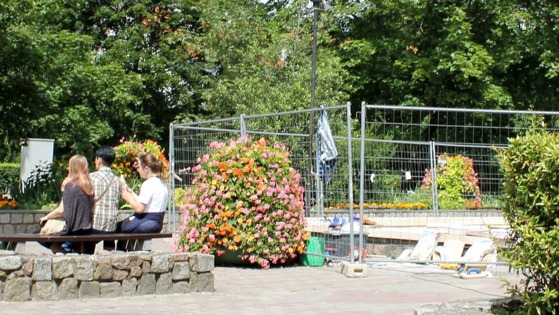  Niemcy śmieją się z płytek pod kościołem i suchych fontann