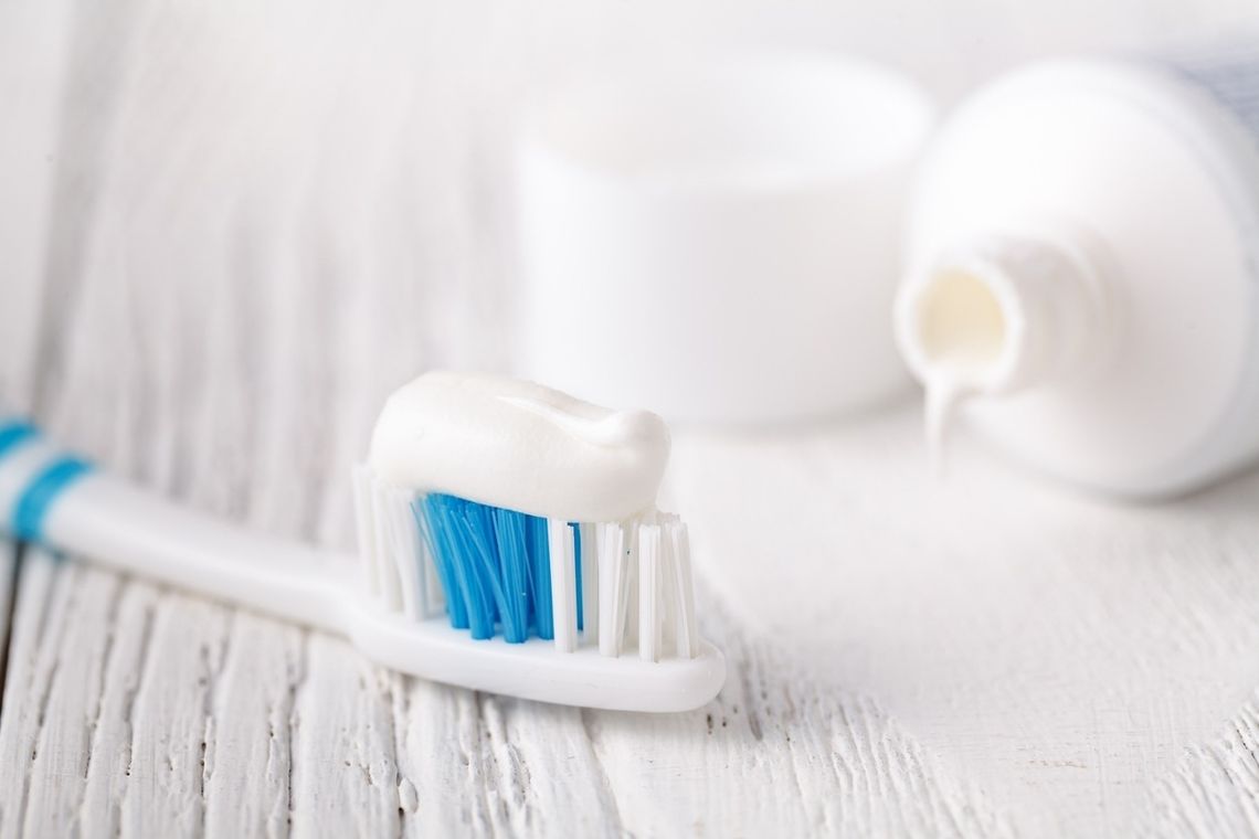 Nieoczywiste zastosowanie pasty do zębów. Znasz te 5 sposobów?