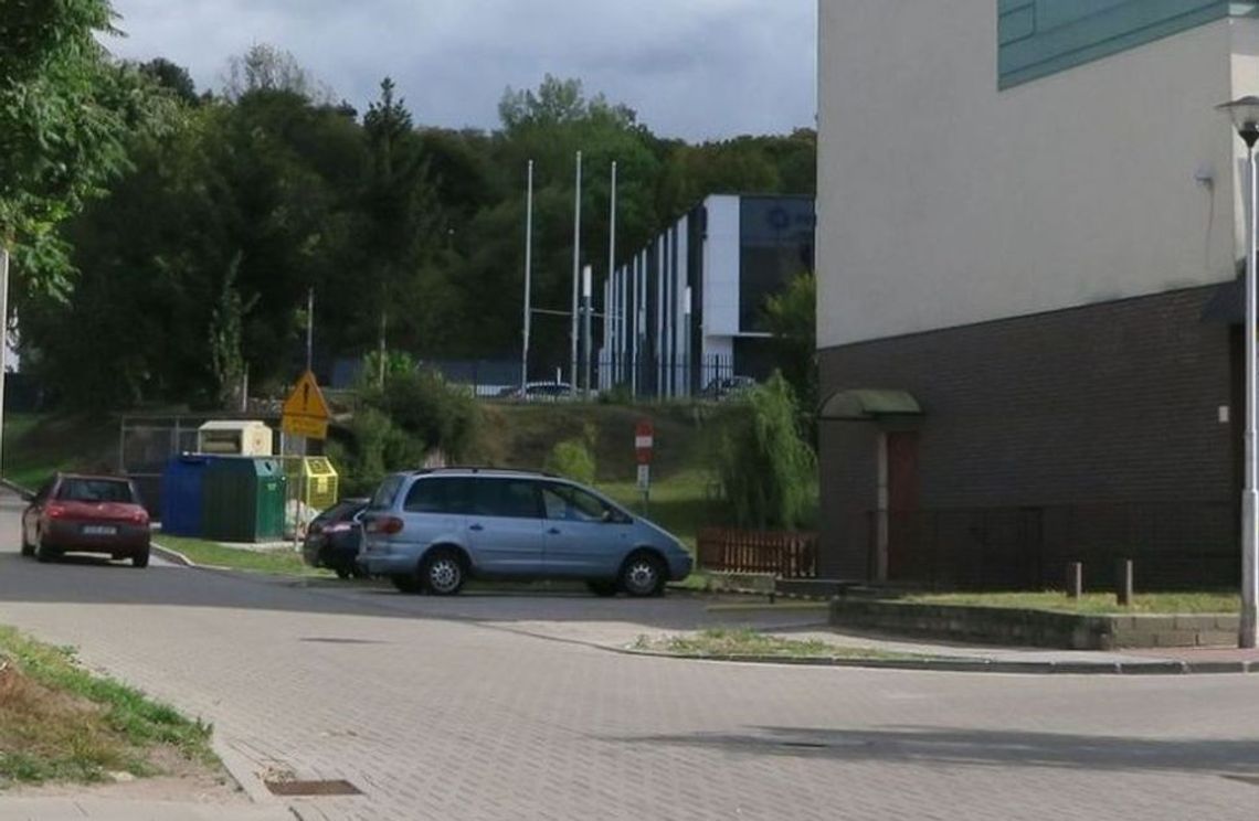 Nieprzytomna z przepicia omal nie wjechała w policjantów jadących do komendy Nieprzytomna z przepicia omal nie wjechała w policjantów jadących do komendy