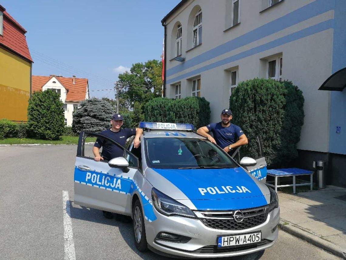 Nieprzytomny niemowlak był eskortowany przez policję Nieprzytomny niemowlak był eskortowany przez policję