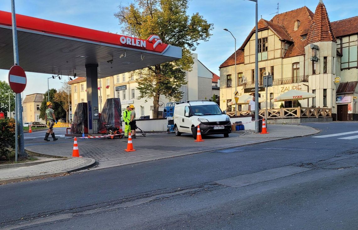 Niespodzianka dla kierowców w centrum Gryfina. Stacja Orlen tymczasowo zamknięta Niespodzianka dla kierowców w centrum Gryfina. Stacja Orlen tymczasowo zamknięta