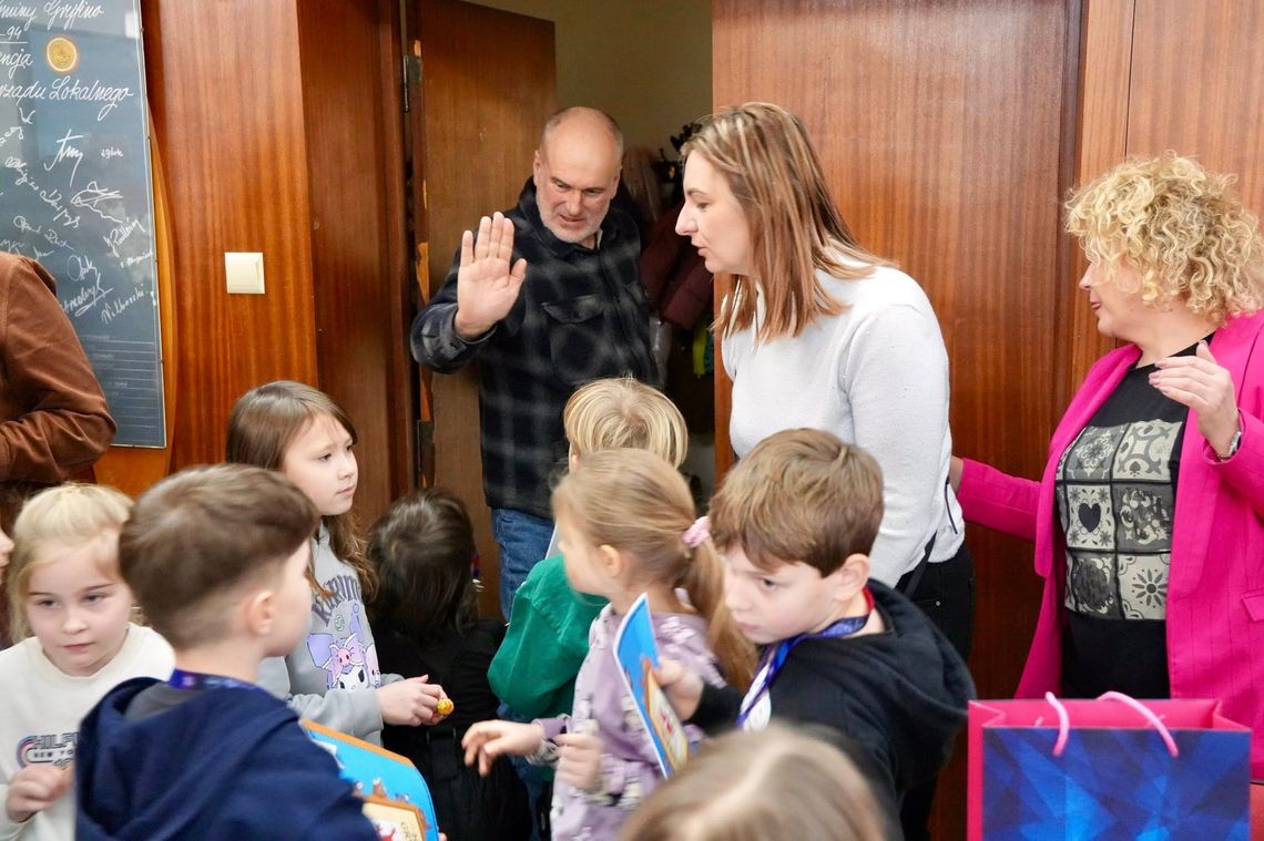 Niespodziewane spotkanie w magistracie: Uczniowie „odnaleźli” burmistrza w pracy