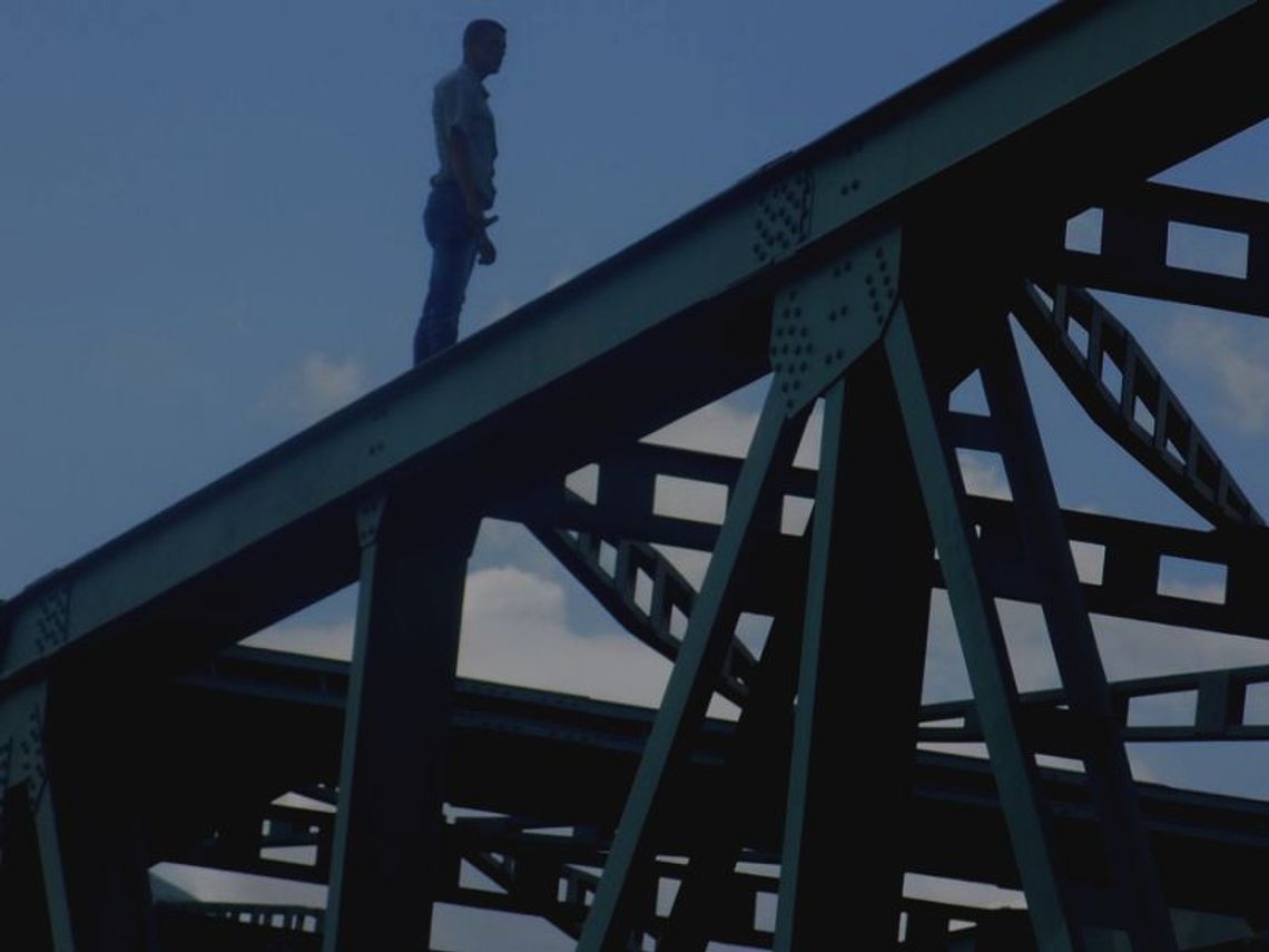 Nieszczęśliwie się zakochał i skoczył z mostu. Czy zostanie kaleką?