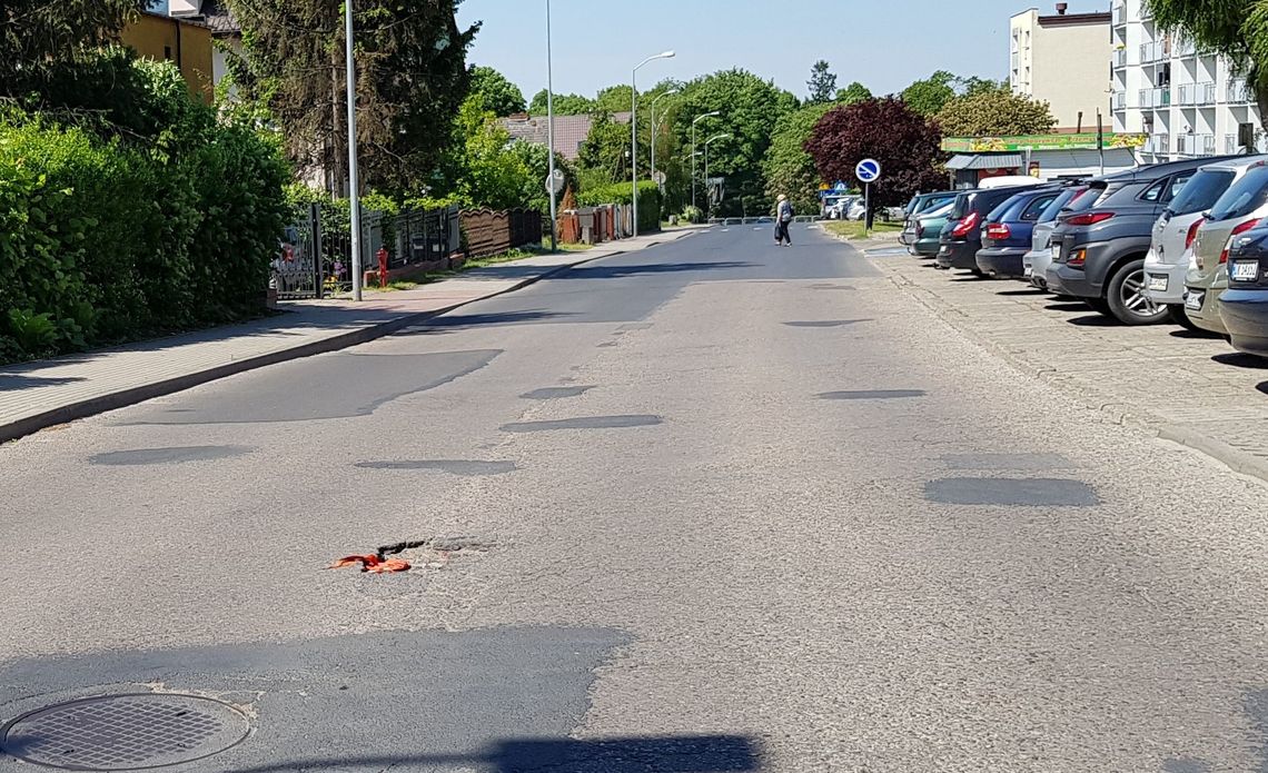 Nietypowe oznakowanie dziury w gryfińskiej ulicy