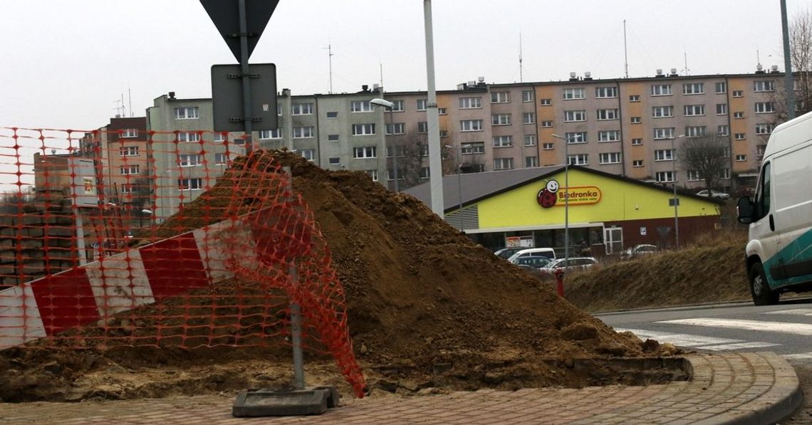 Niszczą ulicę wybudowaną z pieniędzy unijnych! - alarmuje czytelnik. Prace przebiegają sprawnie - ocenia wiceburmistrz Miler Niszczą ulicę wybudowaną z pieniędzy unijnych! - alarmuje czytelnik. Prace przebiegają sprawnie - ocenia wiceburmistrz Miler