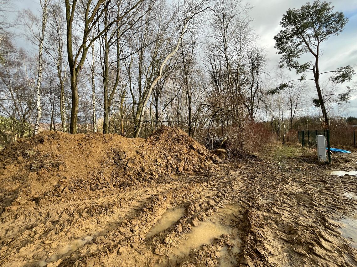 Niszczone są tereny wokół jeziora - alarmuje czytelnik