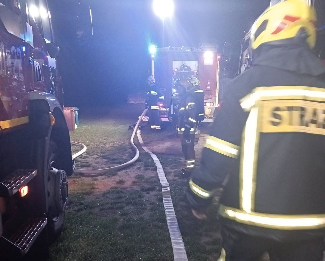 Nocny pożar na północy powiatu gryfińskiego. Nocny alarm i natychmiastowa reakcja służb Nocny pożar na północy powiatu gryfińskiego. Nocny alarm i natychmiastowa reakcja służb