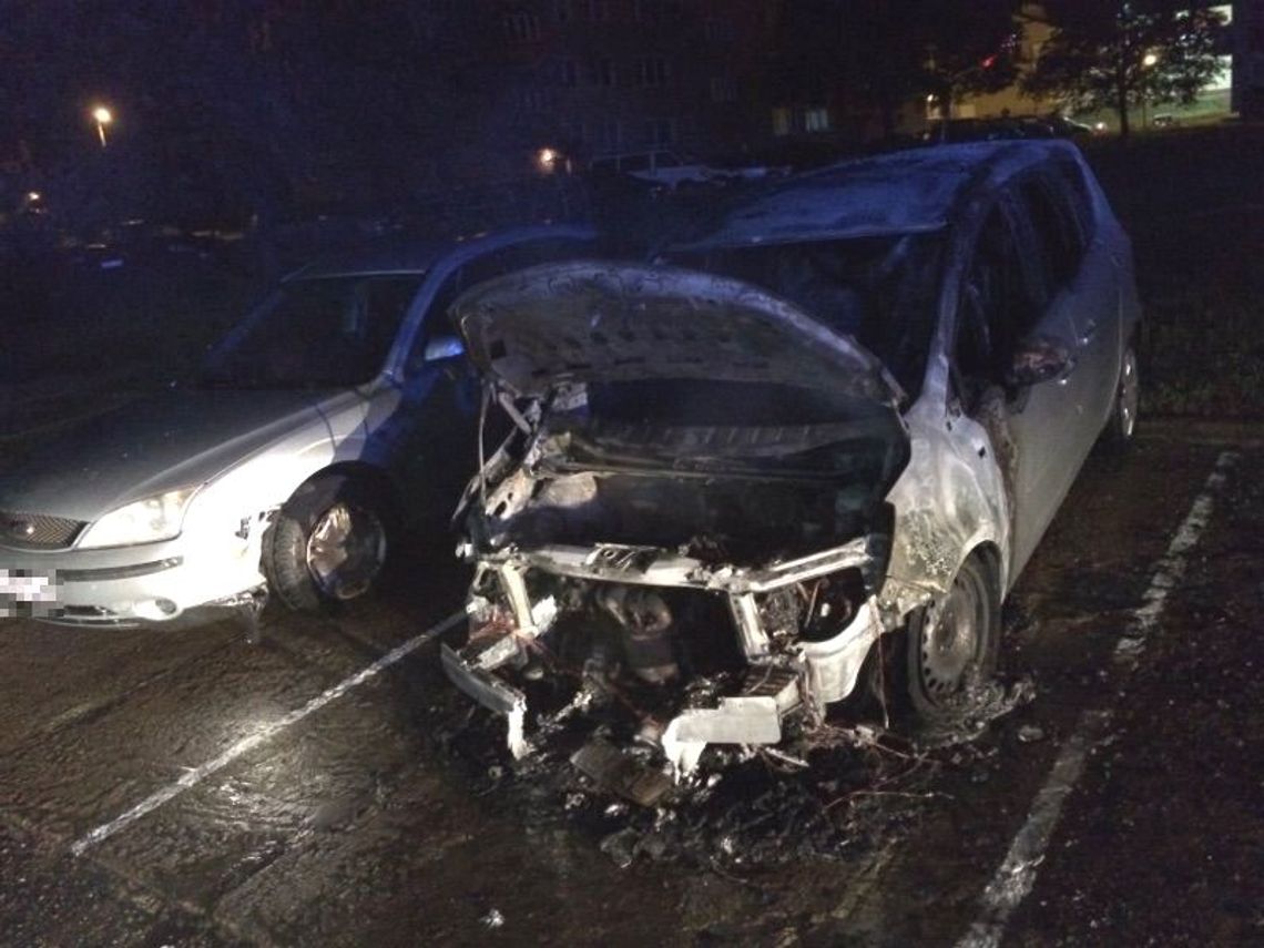 Nocny pożar trzech samochodów. Czy to było podpalenie? Nocny pożar trzech samochodów. Czy to było podpalenie?