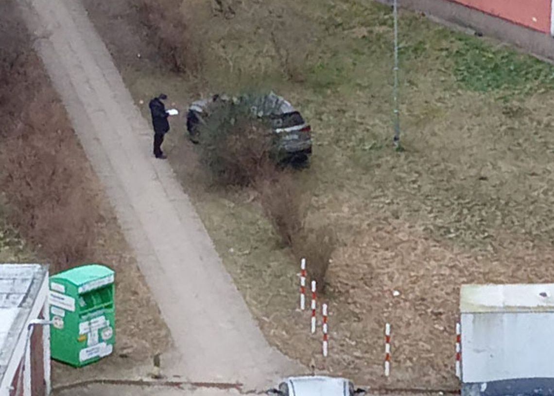 Nocny rajd zakończony na trawniku. Pijany kierowca Lexusa zatrzymany na osiedlu