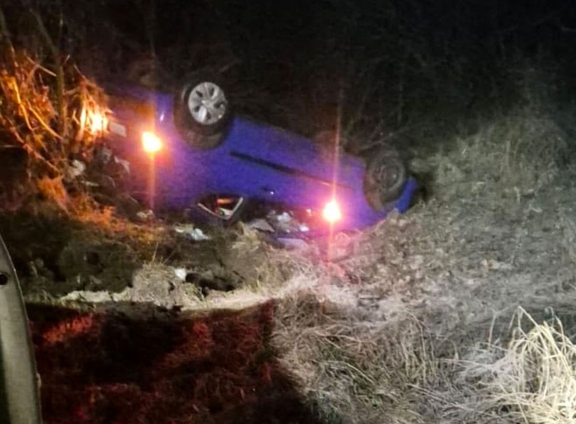 Nocny wypadek na śliskiej trasie. Samochód wypadł z drogi i dachował
