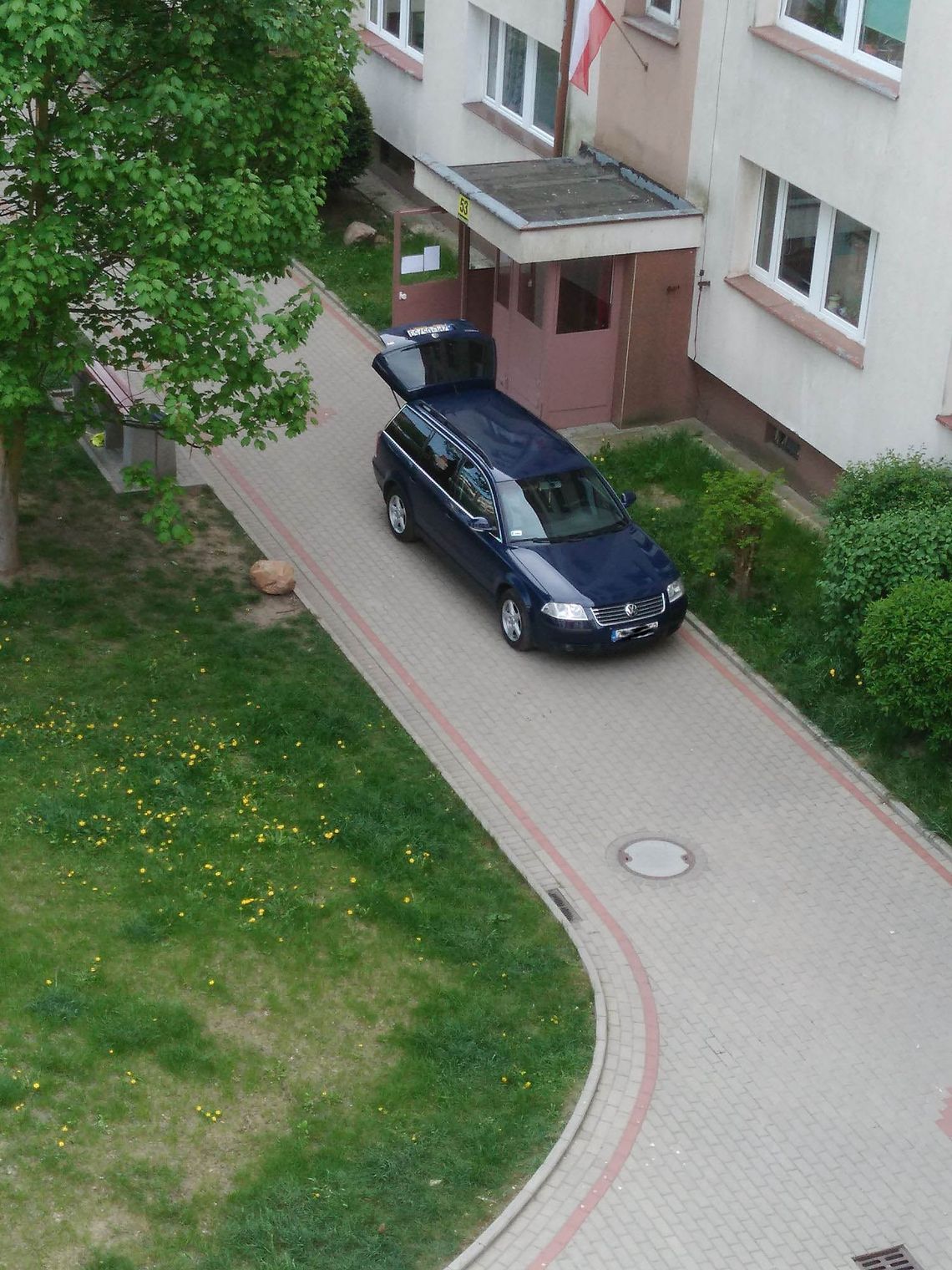 Notorycznie wjeżdżają na chodnik - skarży się mieszkaniec Notorycznie wjeżdżają na chodnik - skarży się mieszkaniec