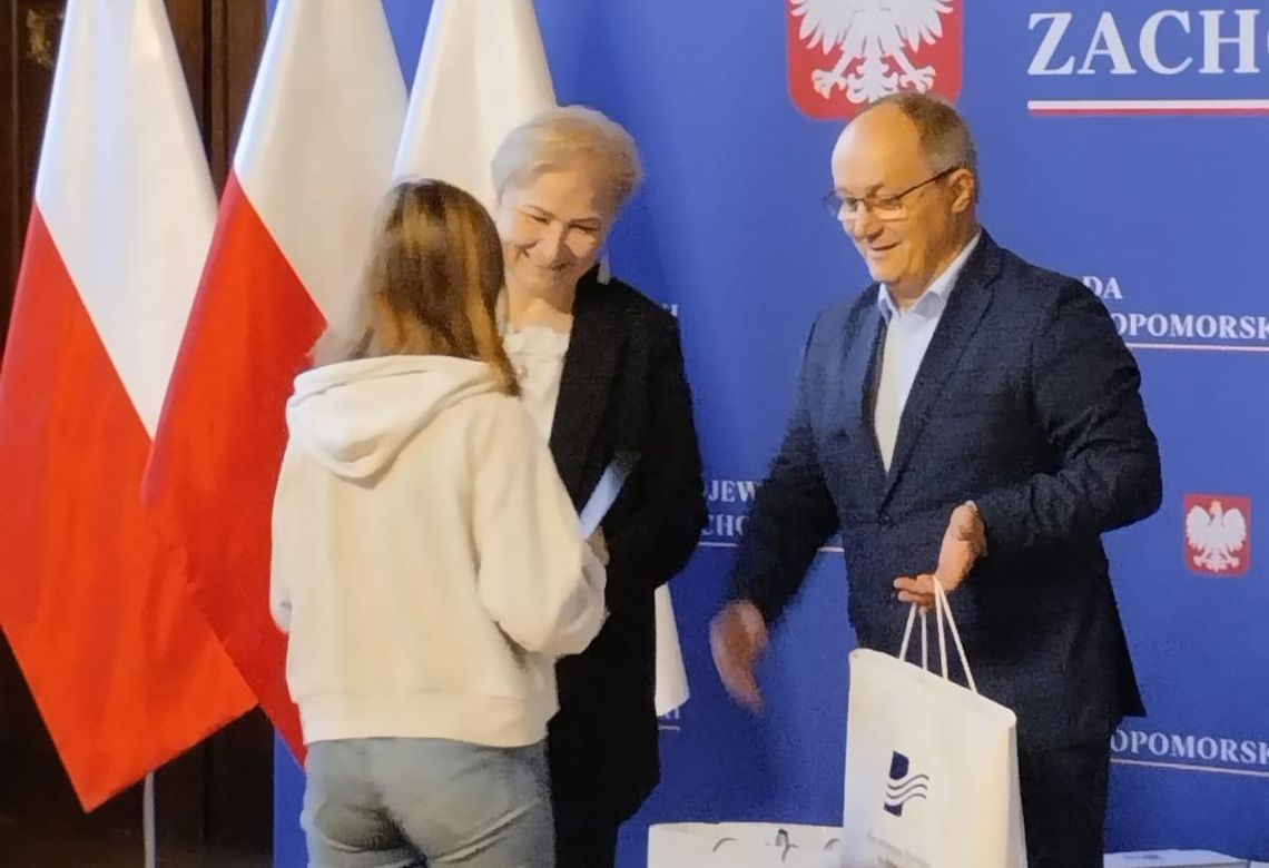 Nowa kurator i wicekurator nagrodzili naszą uczennicę