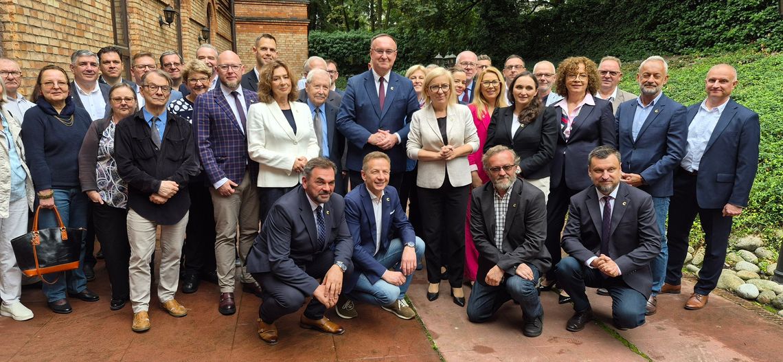 Unia Demokratyczna teraz Unią Centrum. Nowa siła o gospodarce, środowisku i wyborach Trzeciej Drogi Unia Demokratyczna teraz Unią Centrum. Nowa siła o gospodarce, środowisku i wyborach Trzeciej Drogi
