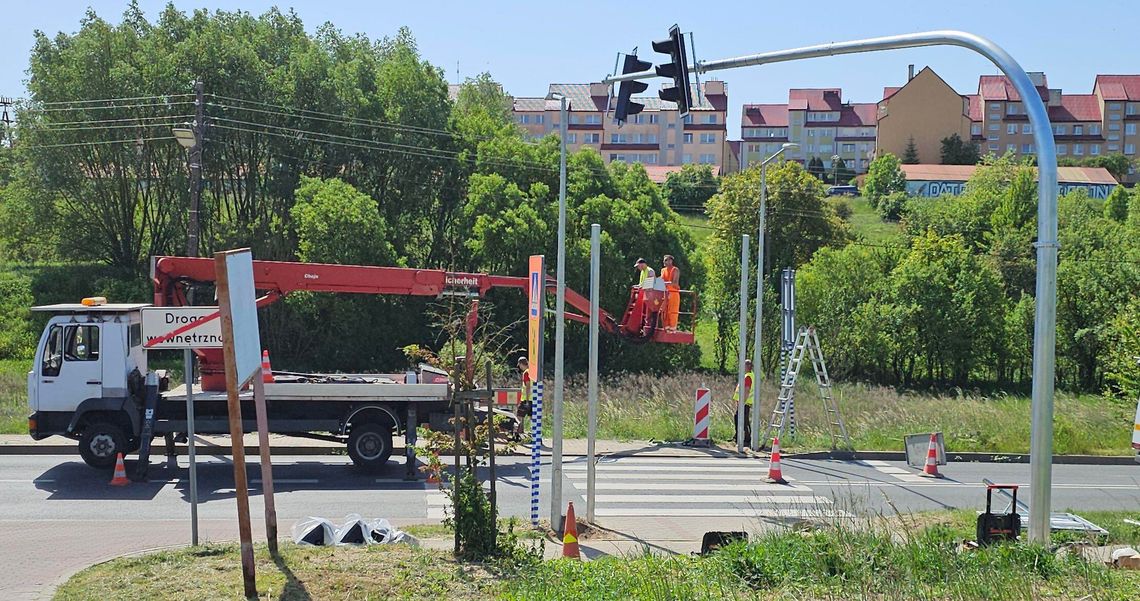 Nowa sygnalizacja. Ruszył montaż świateł na niebezpiecznym przejściu dla pieszych Nowa sygnalizacja. Ruszył montaż świateł na niebezpiecznym przejściu dla pieszych