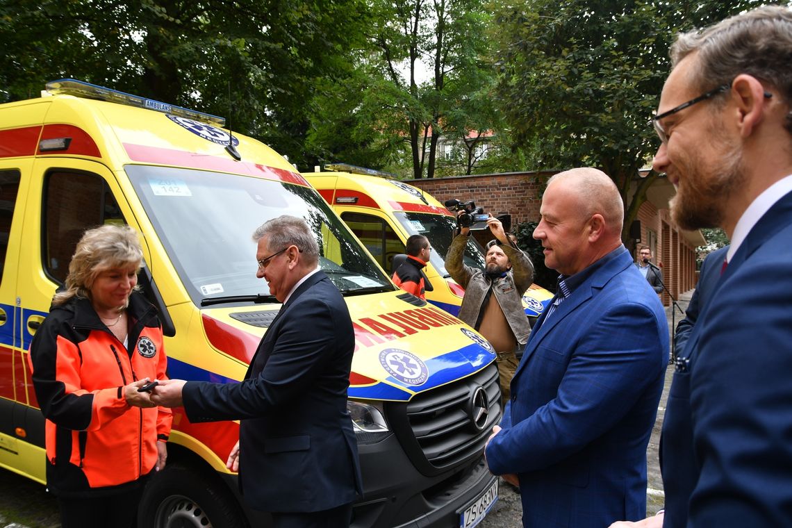 Nowe ambulanse przekazano dla pogotowia ratunkowego
