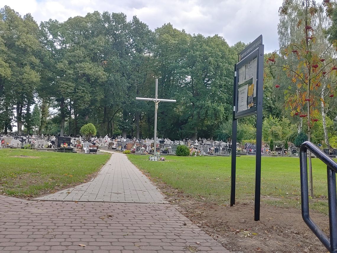 Nowe tablice zamontowano na cmentarzu komunalnym [ZDJĘCIA]
