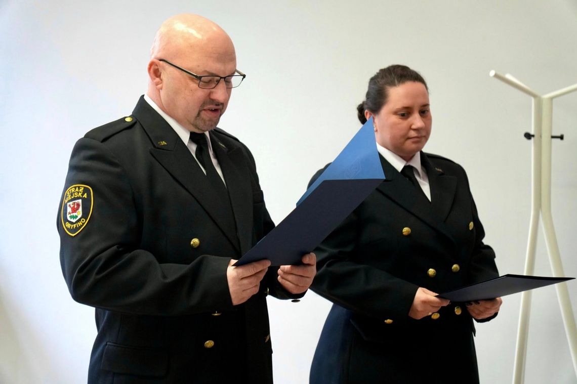 Nowi funkcjonariusze w szeregach Straży Miejskiej. Uroczyste ślubowanie w gryfińskim magistracie Nowi funkcjonariusze w szeregach Straży Miejskiej. Uroczyste ślubowanie w gryfińskim magistracie