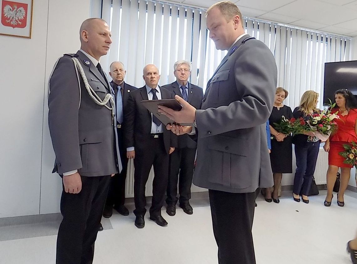 Nowy komendant powiatowy policji uroczyście przywitał się ze sztandarem, a swojej żonie wręczył piękny bukiet róż