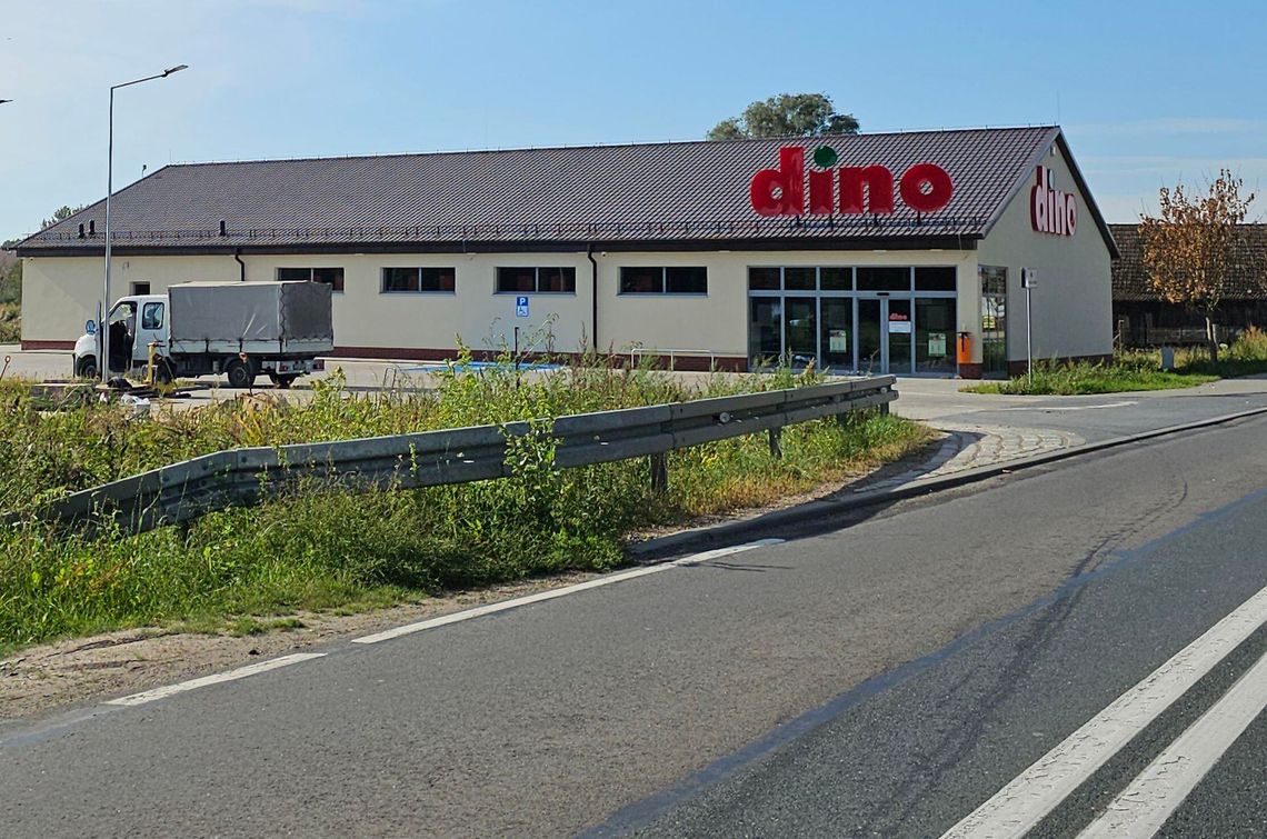 Nowy sklep Dino stoi gotowy: Otwarcie opóźni się przez parking przy drodze krajowej Nowy sklep Dino stoi gotowy: Otwarcie opóźni się przez parking przy drodze krajowej