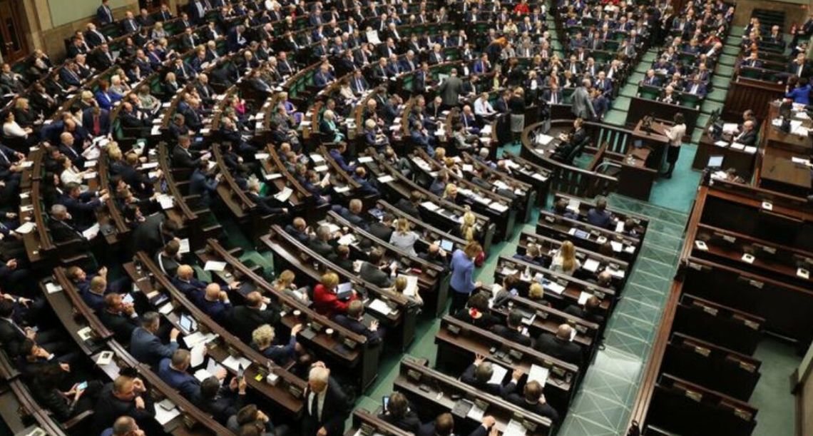W najnowszym sondażu KO na prowadzeniu, a PiS depcze jej po piętach