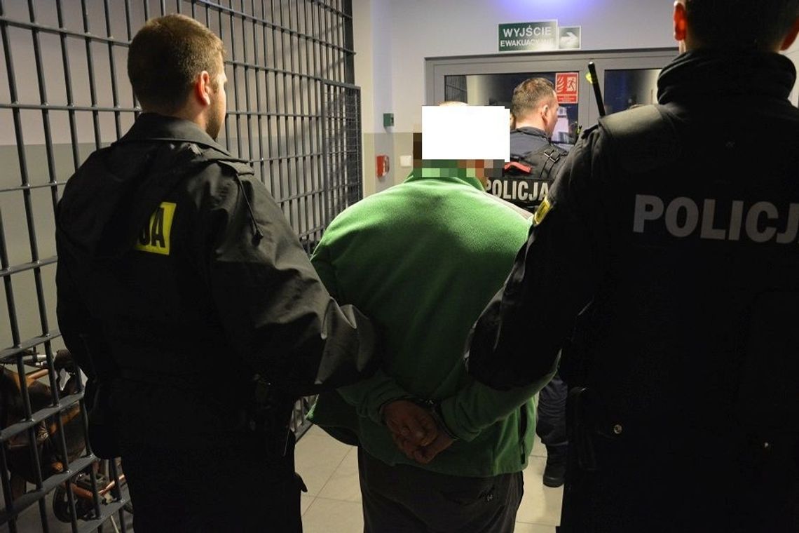 Nożem próbował zadać cios policjantce. Może dostać 10 lat Nożem próbował zadać cios policjantce. Może dostać 10 lat