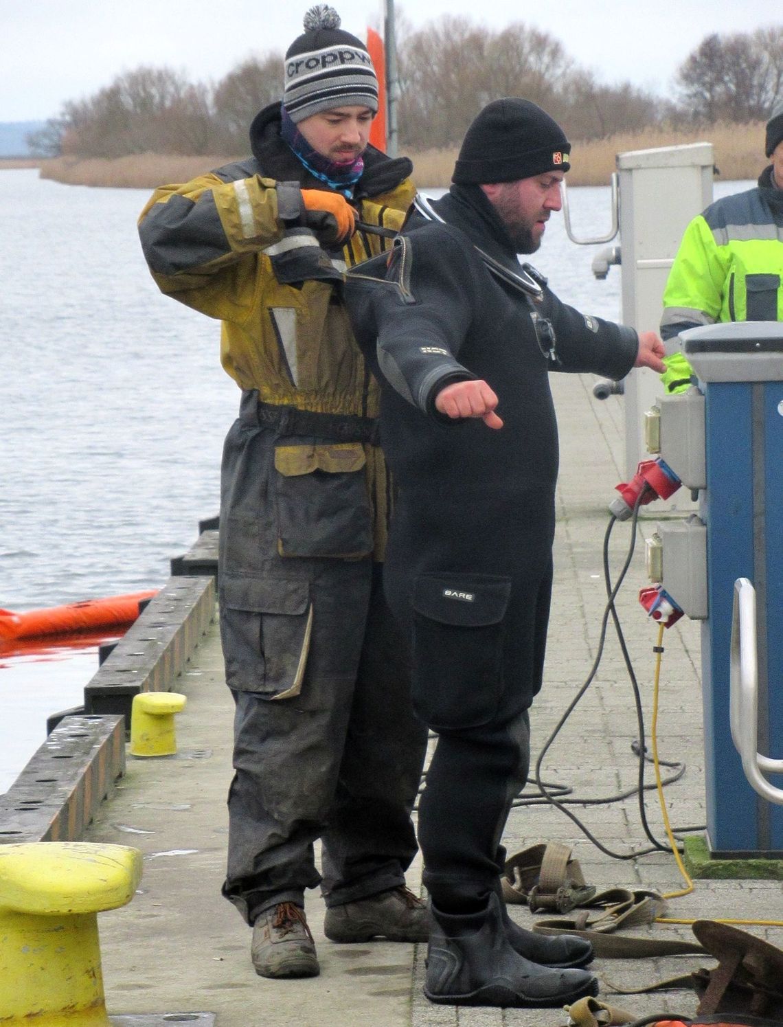 Nurkowie zajęli się ratowaniem barki