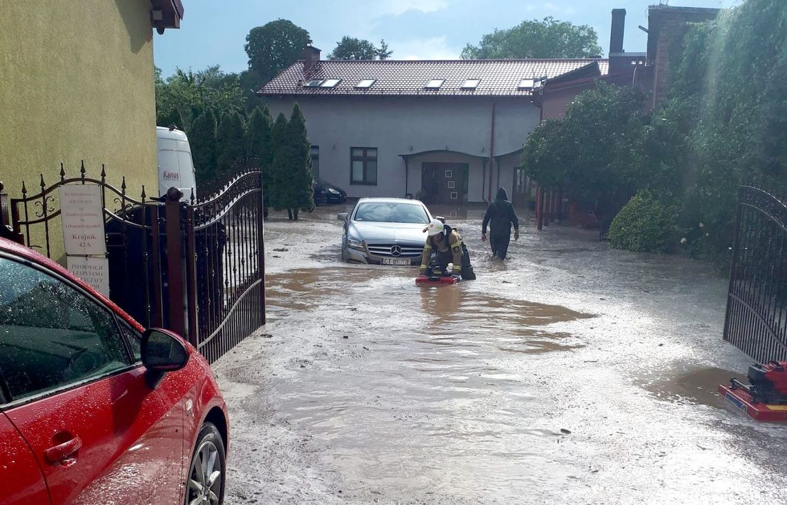 Oberwanie chmury! Zalane domy, sklepy i hotele [FOTO, WIDEO]