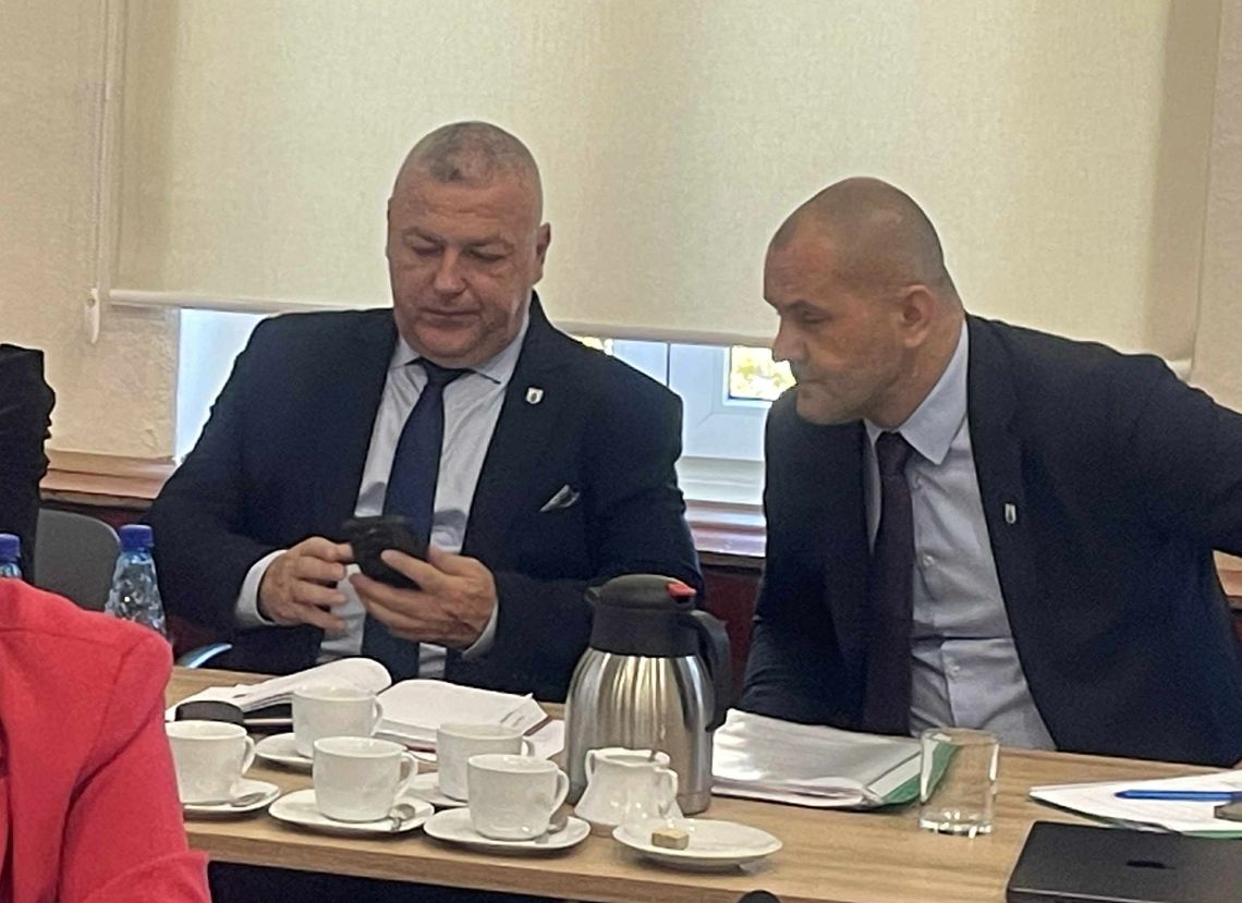 Obiecywał, że nie zostaje burmistrzem dla pieniędzy. Teraz weźmie maksymalną podwyżkę Obiecywał, że nie zostaje burmistrzem dla pieniędzy. Teraz weźmie maksymalną podwyżkę