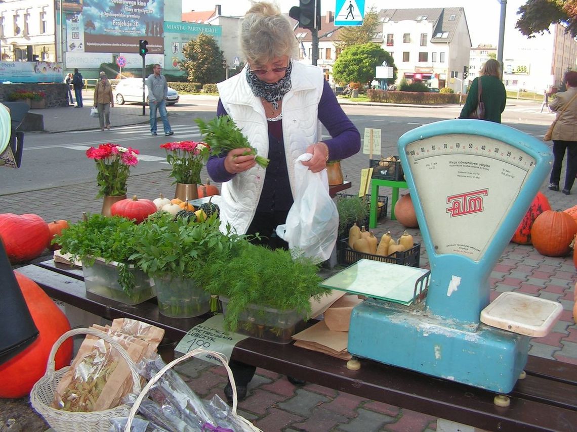 Obok fontanny tłok Obok fontanny tłok