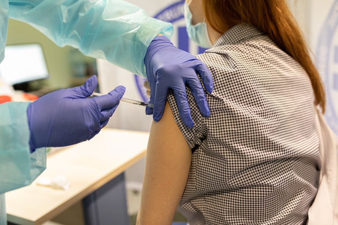 Obowiązkowe szczepienia dla dorosłych przeciw COVID-19. Projekt ustawy trafi do Sejmu
