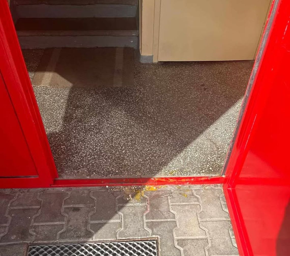 Obrzucają bloki jajami. Wandale niszczą elewacje, zanieczyszczają okna i klatki schodowe