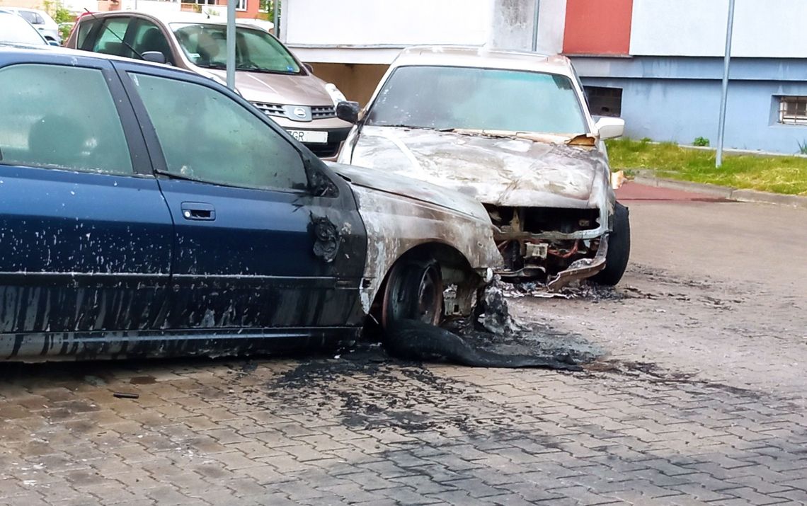 Obudził mnie śmierdzący dym. Spaliło się jedno auto, a potem drugie Obudził mnie śmierdzący dym. Spaliło się jedno auto, a potem drugie