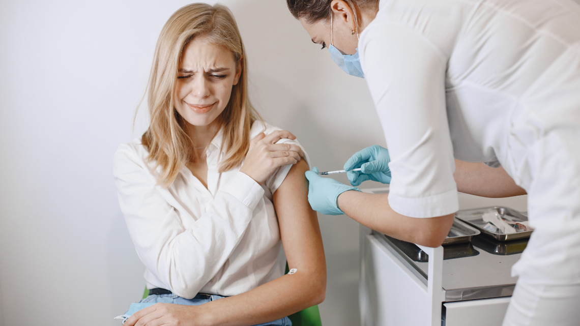 Zaszczepimy się jednocześnie przeciwko grypie i COVID-19. Zabieg w aptekach jest bezpłatny Zaszczepimy się jednocześnie przeciwko grypie i COVID-19. Zabieg w aptekach jest bezpłatny