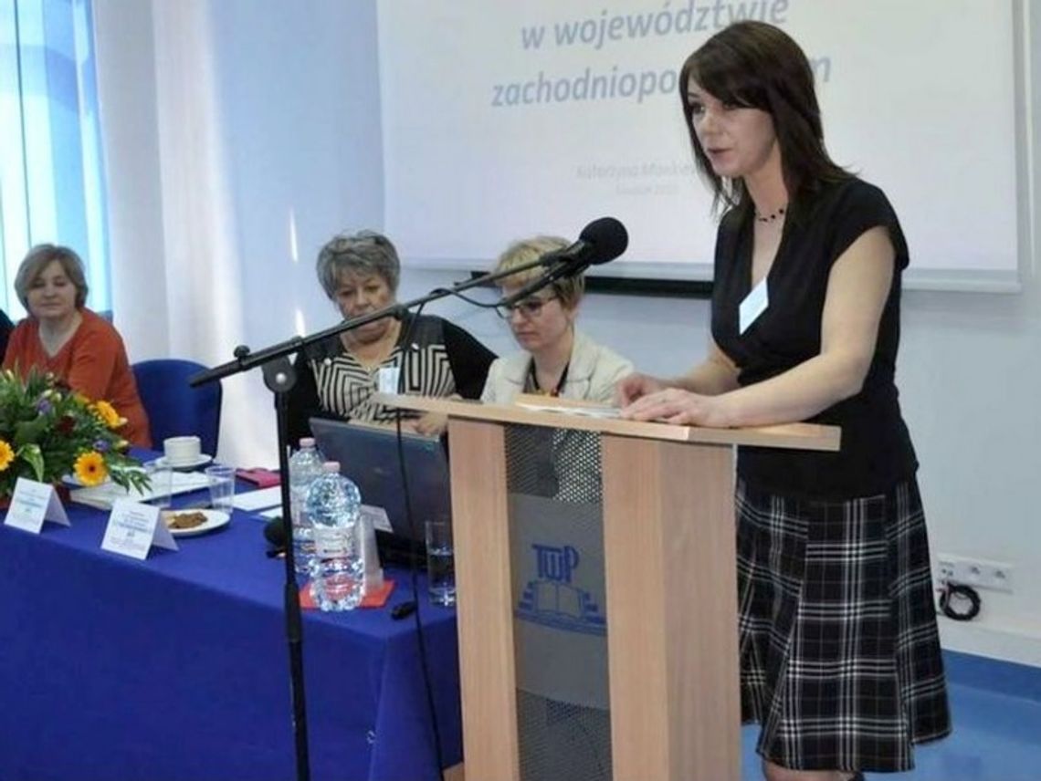 Odbiorą dyplomy od rektora Odbiorą dyplomy od rektora