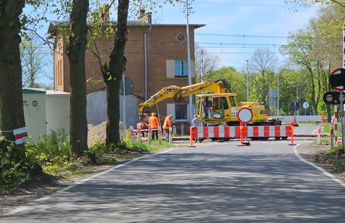 Odcięli mieszkańcom połączenia: powiat gryfiński zamknął drogę, a PKP przejazd kolejowy