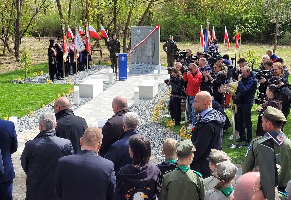 Oddali hołd więźniarkom w Chojnie. Odsłonięcie pomnika z okazji 81. rocznicy wyzwolenia KL Ravensbrück