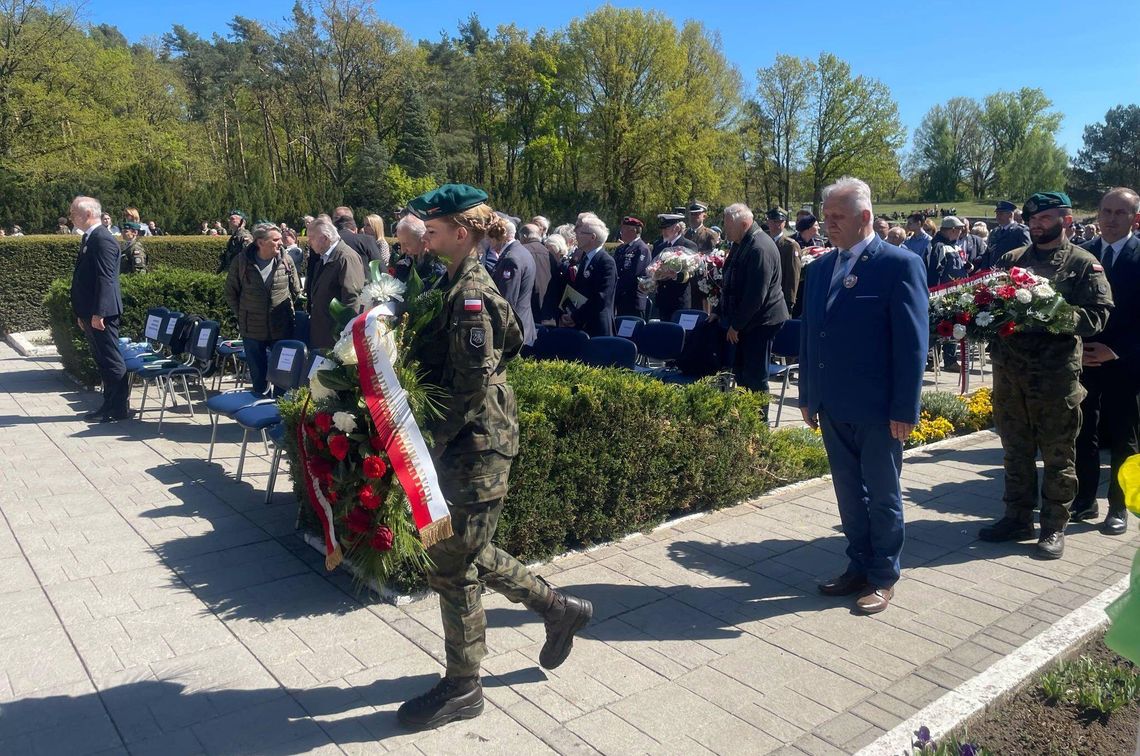 Oddaliśmy hołd bohaterom, którzy 80 lat temu uczestniczyli w forsowaniu i przeprawach przez Odrę Oddaliśmy hołd bohaterom, którzy 80 lat temu uczestniczyli w forsowaniu i przeprawach przez Odrę