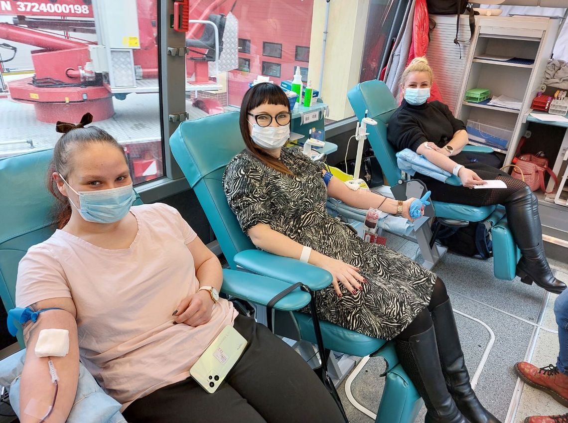 Oddawali krew. Akcja sanepidu, strażaków i centrum krwiodawstwa Oddawali krew. Akcja sanepidu, strażaków i centrum krwiodawstwa