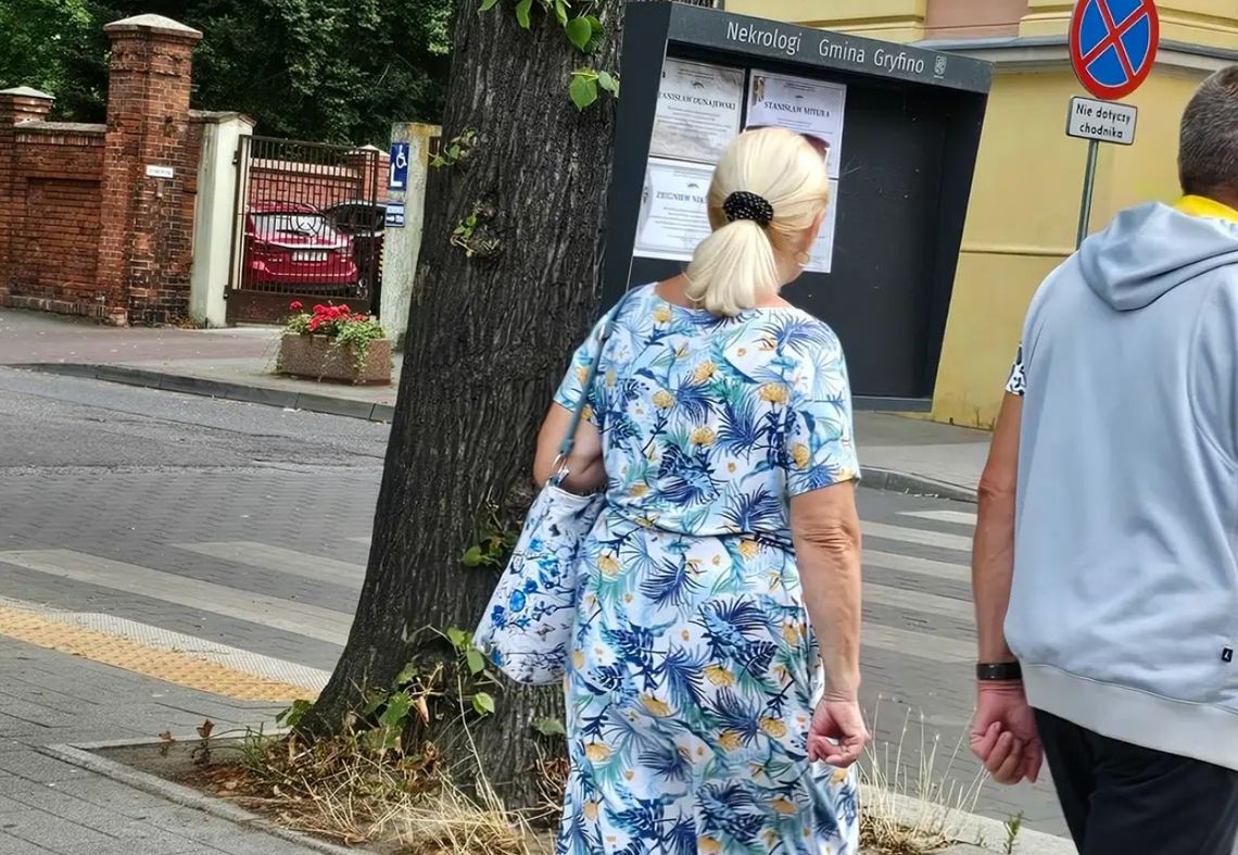 Odejście bliskiego to rozdział, który zamyka się w księdze życia, pozostawiając resztę stron pisanych tęsknotą