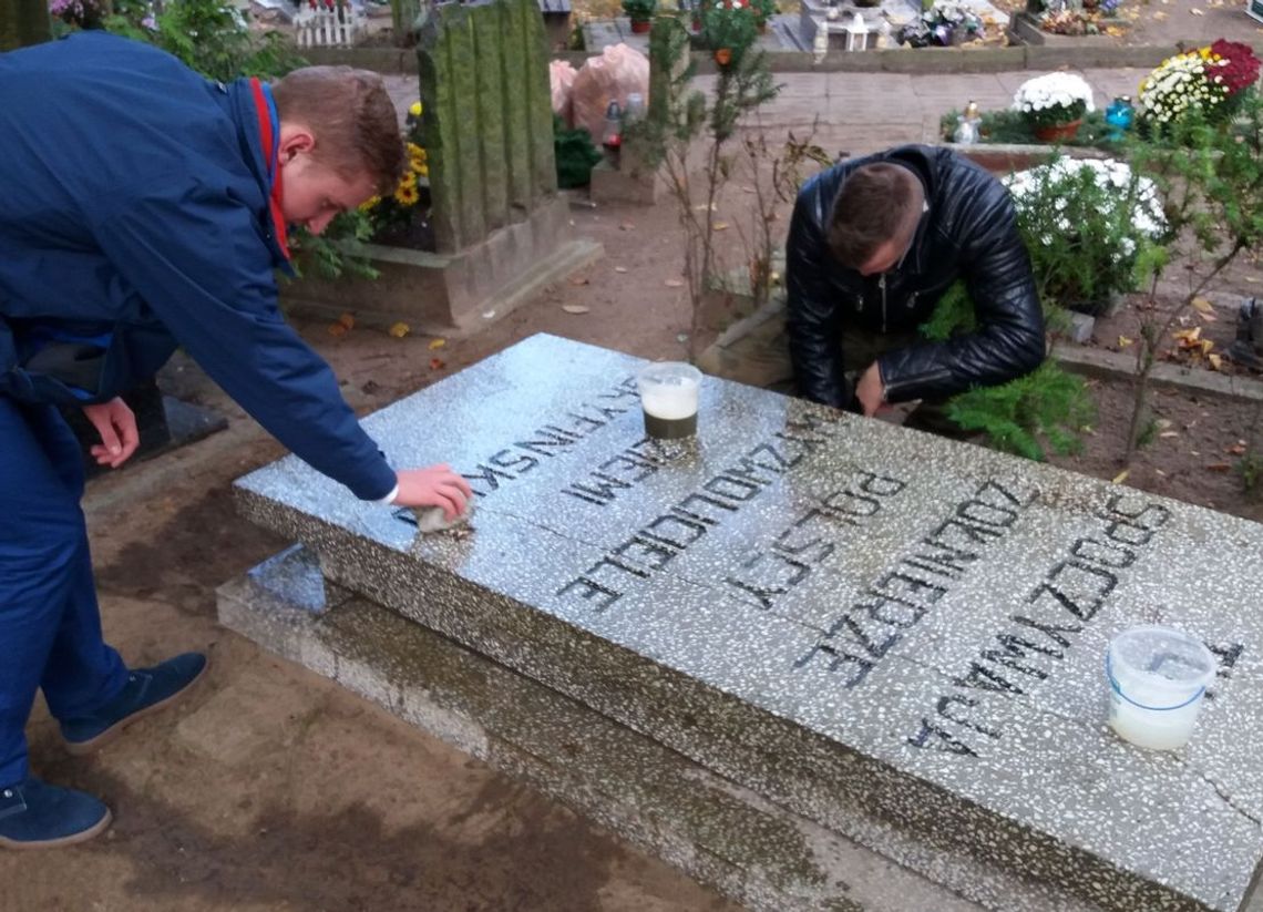 Odnaleźli zapomniany nagrobek Odnaleźli zapomniany nagrobek