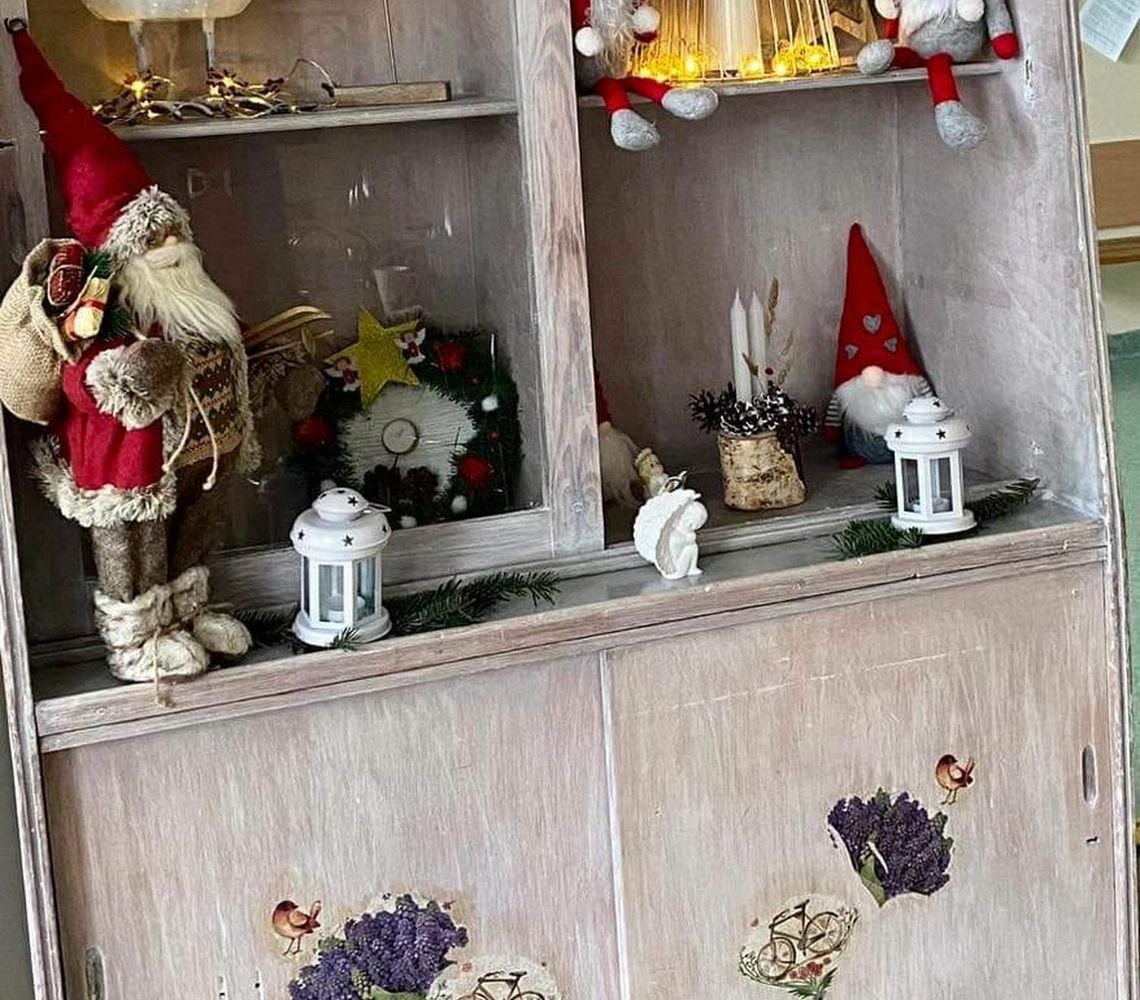 Odnowili i świątecznie ozdobili starą szafę