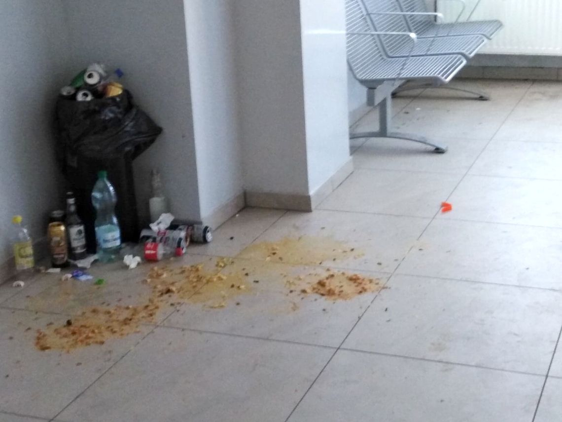 Odór wymiocin wypełnił hol dworca 