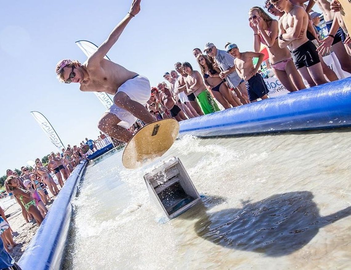 Odpłyń na skimboardzie w ramach Akademii Surfera