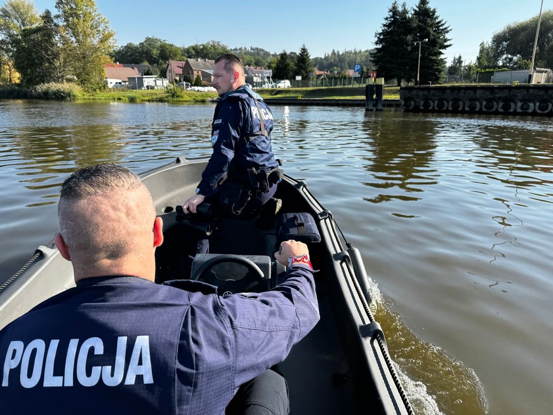 Odra zamknięta dla żeglugi. Patrole służb na rzece [FOTO}