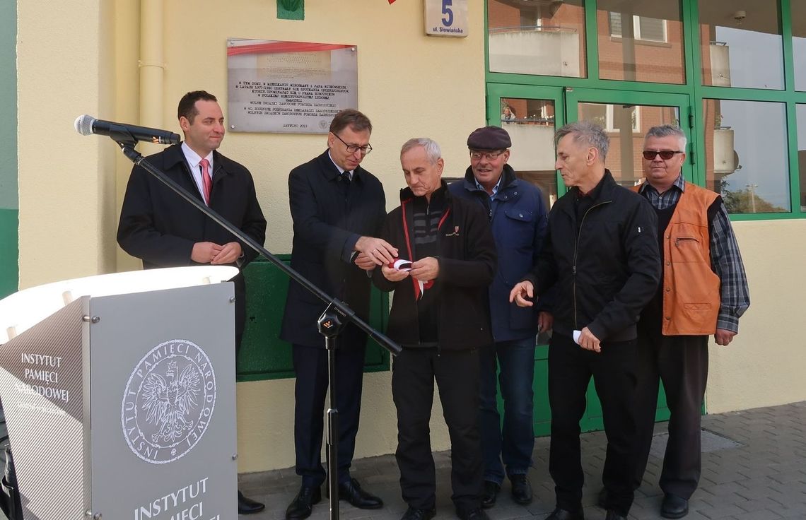 Odsłonili tablicę na... wieżowcu. Ważne święto w Gryfinie