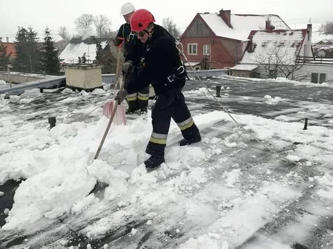 Odśnieżali dach hali Odśnieżali dach hali