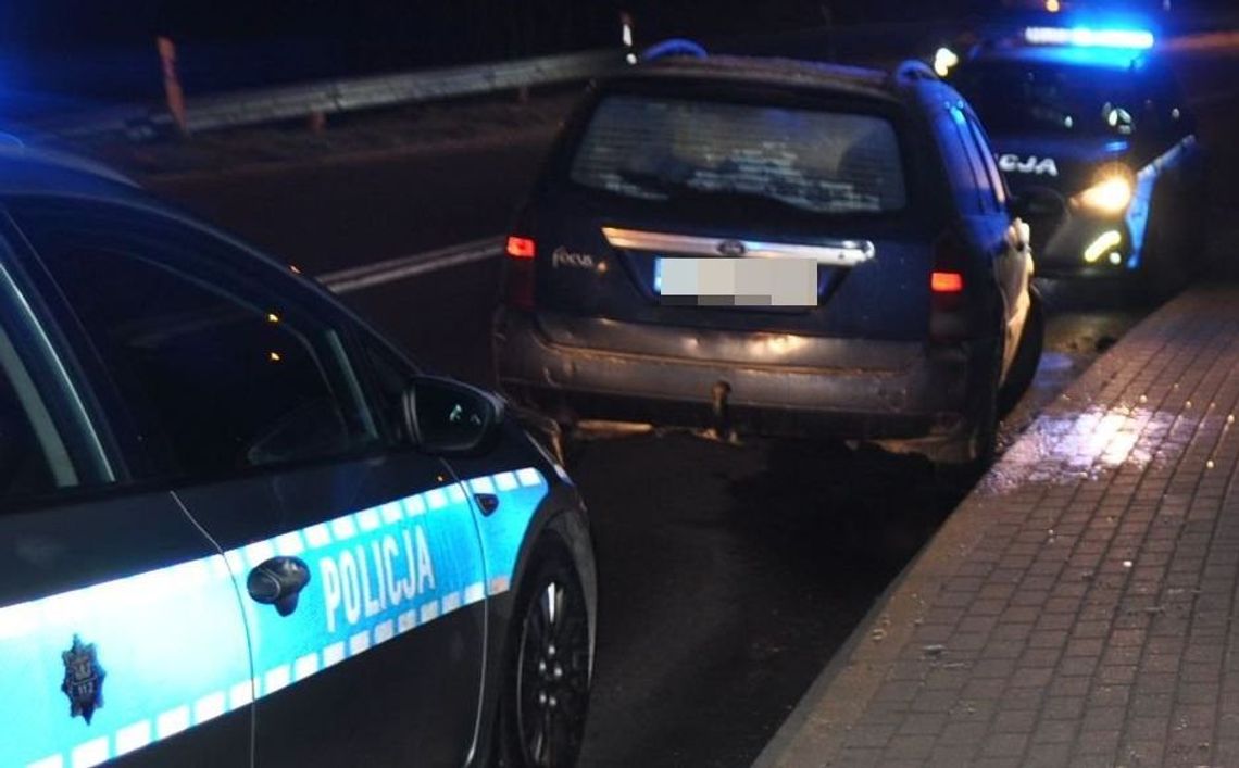 Odurzony wsiadł za kółko. Policjanci znaleźli w samochodzie twardy narkotyk