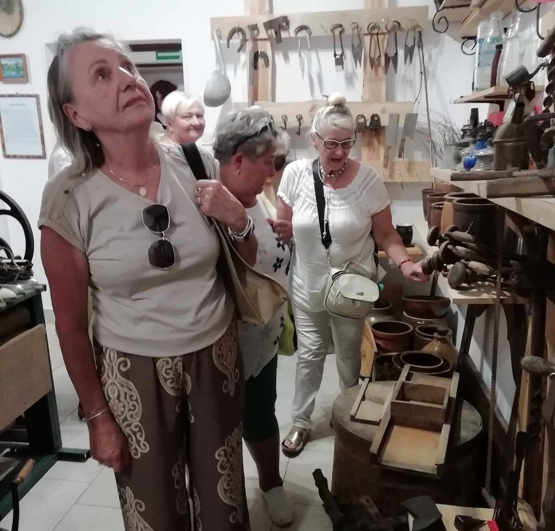 Odwiedziny Gryfińskiego Klubu Seniora w Izbie Tradycji: Spacer przez historię miasta [FOTO]