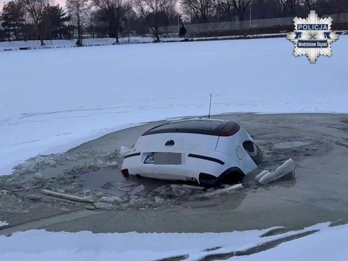 Lód pękł i dwie 9-letnie dziewczynki znalazły się w wodzie