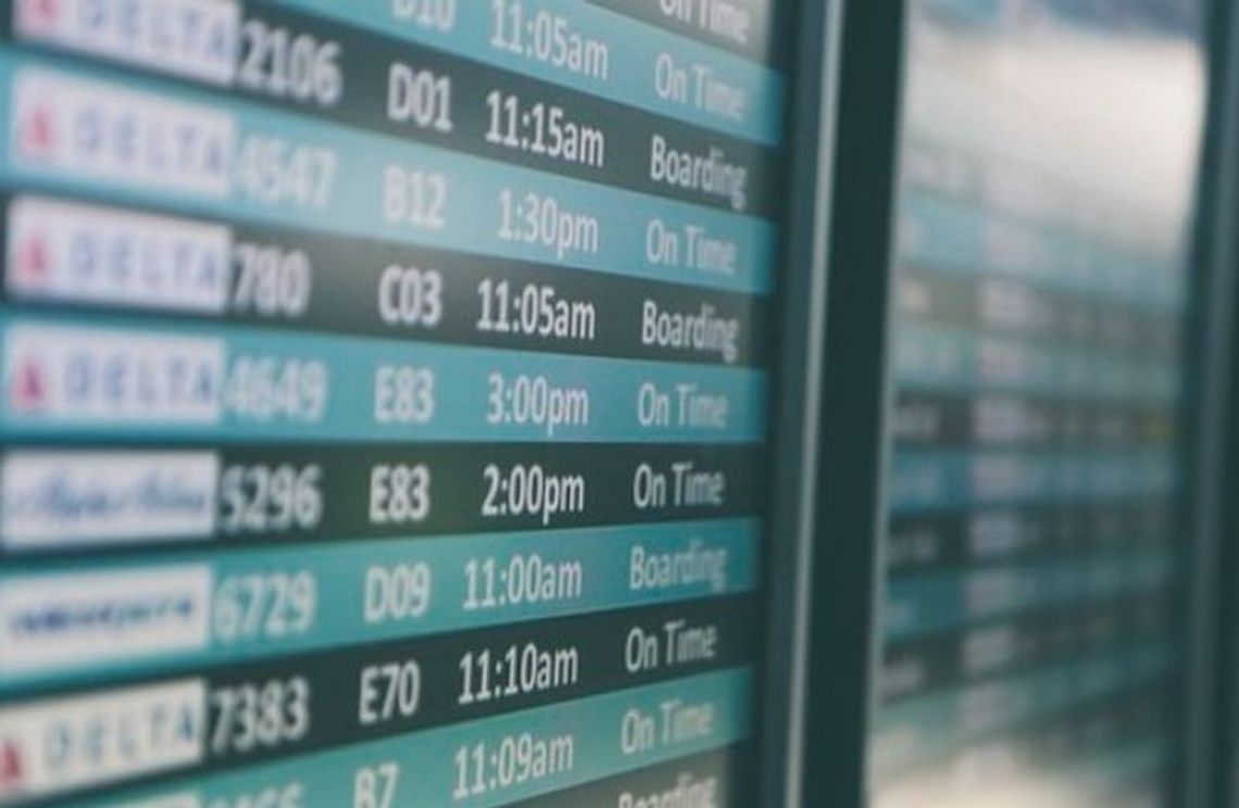 Odwołany lot podczas wakacji - czy klientom linii lotniczych przysługuje odszkodowanie? 